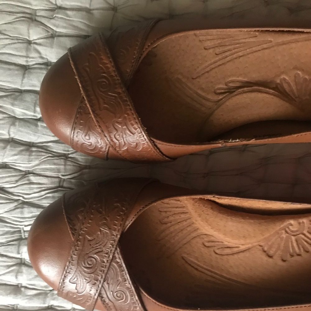 Born tooled leather detail brown flats B96816 7.5